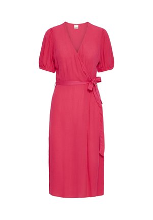 Rochie midi roz aprins cu decolteu în V, mâneci scurte bufante și șal în talie legat, pe un fundal alb simplu.