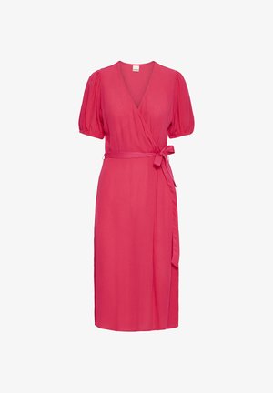 Rochie midi roz aprins cu decolteu în V, mâneci scurte bufante și șal în talie legat, pe un fundal alb simplu.