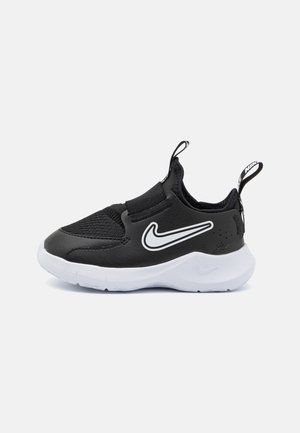 Juodos sportinės batai su tekstūruotu tinklo viršumi, lygaus odos akcentais ir balta pade. Ant batų matomas didelis baltas Nike swoosh logotipas.