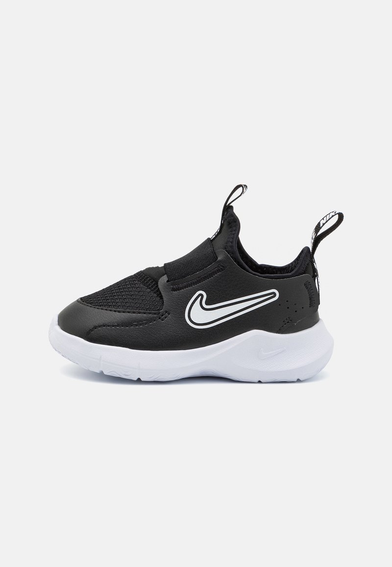 Schwarzer Sportschuh mit einem strukturierten Mesh-Obermaterial, glatten Lederakzenten und einer weißen Sohle. Verfügt über ein markantes, weißes Nike-Swoosh-Logo.