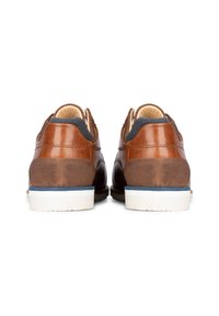 Zapatos de cuero marrón con acentos marrones texturizados, suelas blancas y una sutil franja azul en el talón. La vista trasera destaca el acolchado del collar.