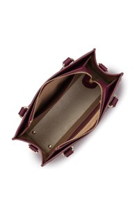 Borsa in pelle bordeaux con zip dorata, interno testurizzato e doppio scomparto. Presenta manici robusti e finitura liscia.