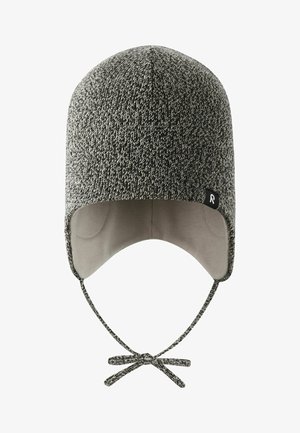 Czapka dziana w czarno-białe wzory z uszami i zapięciem pod brodą. Miękka podszewka, zaokrąglony czubek i mała metka z logo po boku.