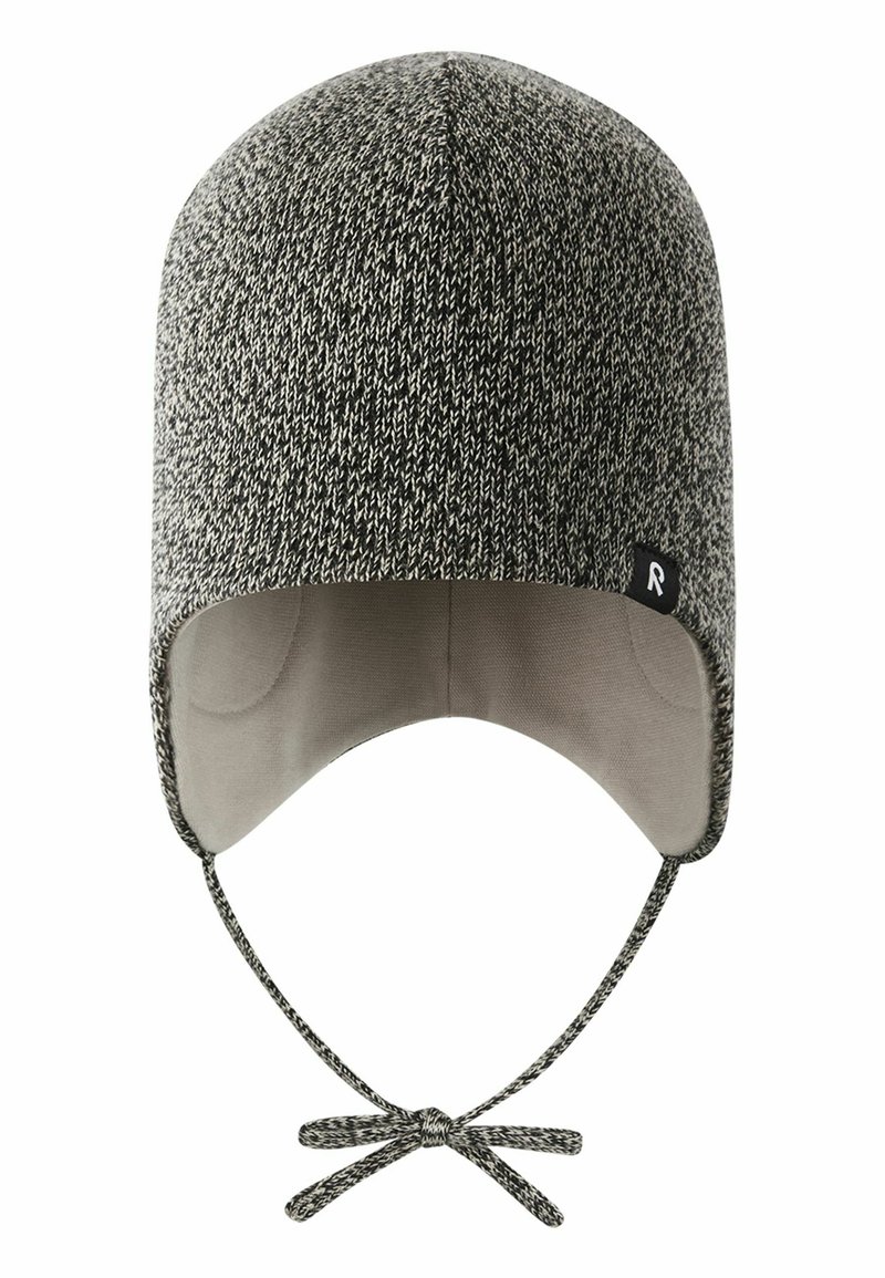 Czapka dziana w czarno-białe wzory z uszami i zapięciem pod brodą. Miękka podszewka, zaokrąglony czubek i mała metka z logo po boku.
