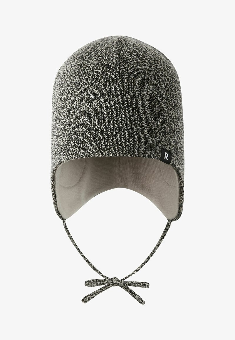 Czapka dziana w czarno-białe wzory z uszami i zapięciem pod brodą. Miękka podszewka, zaokrąglony czubek i mała metka z logo po boku.