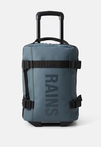 Sac à dos roulant étanche bleu avec des bretelles noires, grand logo latéral et une poignée rétractable. Matériau durable et forme rectangulaire.