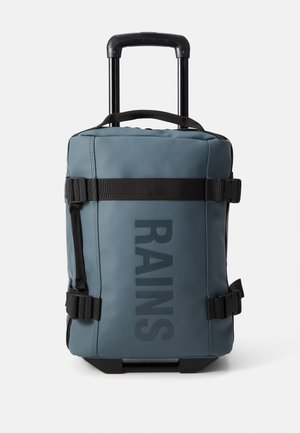 Zaino a rotelle impermeabile blu con spallacci neri, grande logo laterale e manico retrattile. Materiale durevole e forma rettangolare.
