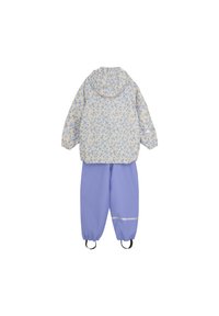 Lichtgewicht regenjack in crème met een blauw bloemenpatroon, gecombineerd met effen lavendelbroek met reflecterende accenten en elastische manchetten.