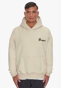 Cremfarbener Hoodie mit einer Kordelzugkapuze, Fronttasche und dem "Dropsize"-Logo in dunkelbraun. Weicher Stoff mit gerippten Bündchen und Saum.