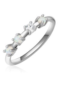 Ezüst gyűrű központi kerek gyémánttal és két opálkővel, karomfoglalatban, polírozott gyűrűtesttel.