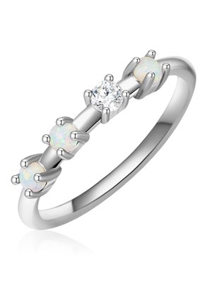 Ezüst gyűrű központi kerek gyémánttal és két opálkővel, karomfoglalatban, polírozott gyűrűtesttel.