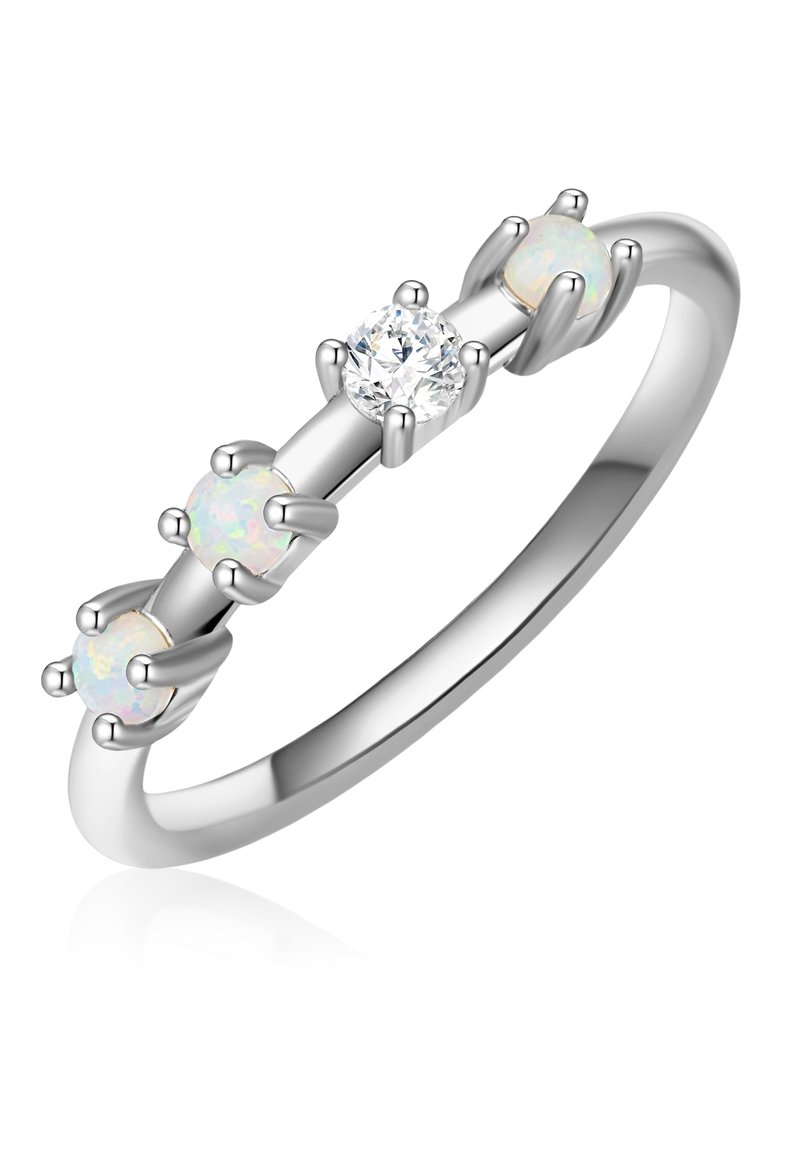 Ezüst gyűrű központi kerek gyémánttal és két opálkővel, karomfoglalatban, polírozott gyűrűtesttel.