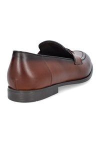 Brązowe skórzane buty wsuwane z okrągłym czubkiem, gładkim wykończeniem, niskim obcasem i subtelnymi detalami st stitching na górnej krawędzi. Czarna gumowa podeszwa.