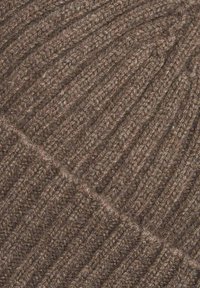 Berretto lavorato a maglia marrone con texture a coste, realizzato in un morbido mix di lana. Il design presenta leggere variazioni nelle tonalità di marrone.
