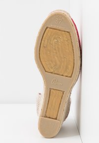 Semelle d'espadrille beige avec détails en jute, dotée d'une surface plate et texturée ainsi que d'un logo en relief. Taille 37, fabriqué en Espagne.
