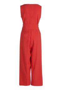 Salopette rossa con corpino aderente e gambe larghe, corte. Tessuto morbido, vita con cintura e un leggero taglio sul retro per un dettaglio di design.