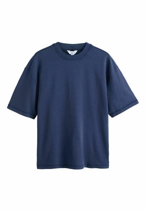 Marineblaues, oversized kurzärmeliges T-Shirt mit Rundhalsausschnitt und sichtbar angebrachtem Etikett im Kragen, auf weißem Hintergrund dargestellt.