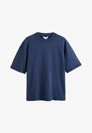 Marineblaues, oversized kurzärmeliges T-Shirt mit Rundhalsausschnitt und sichtbar angebrachtem Etikett im Kragen, auf weißem Hintergrund dargestellt.