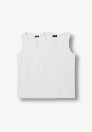 To enkle hvite ermeløse ribbestrikkede tanktopper med rund hals, lagt flatt på hvit bakgrunn.