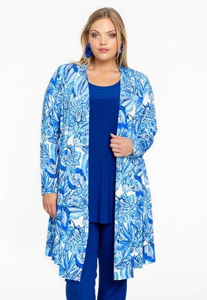 Langer floraler Kimono in Blautönen mit weißem Hintergrund, der ein fließendes Design, einen offenen Vorderteil und lange Ärmel aufweist, kombiniert mit einem blauen Oberteil.
