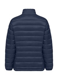 Marinblå puffjacka med hög krage, horisontellt quiltat mönster och elastiska ärmslut. Tillverkad av lätt, isolerande material.