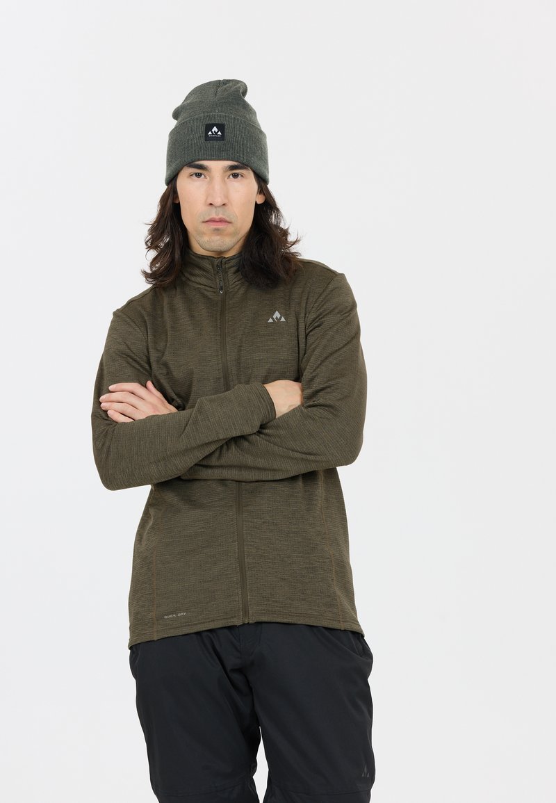 Fleece zip-up jakke i olivengrøn med et tekstureret mønster og en høj krave; parret med sorte bukser og en matchende hue.