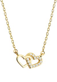 Collana a catena color oro con due pendenti a forma di cuore intrecciati. Un cuore è abbellito da cristalli trasparenti, che ne esaltano il design.