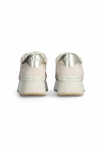 Sneaker beige in suede con accenti metallici argento, suola bianca chunky con una banda decorativa, tacco testurizzato e forma della punta rotonda.