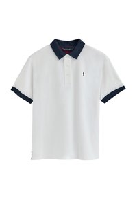 Hvid polo skjorte med en marineblå krave og manchetter, tre-knaps lukning og et lille rødt logo på venstre bryst. Glat tekstur, afslappet design.