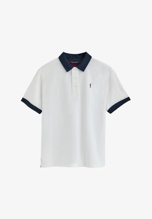 Witte poloshirt met een marineblauwe kraag en mouwen, drieknoopsluiting en klein rood logo op de linkerkant van de borst. Gladde textuur, casual ontwerp.