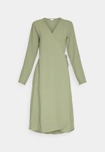 VILA VILOVIE S/S WRAP MIDI DRESS - NOOS - Jurk - all aboard/blauw gemêleerd VILA VILOVIE S/S WRAP MIDI DRESS - NOOS - Jurk - all aboard/blauw gemêleerd