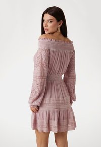 Guess OFF-SHOULDER - Day dress - rose