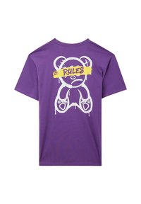 T-shirt in cotone viola con una grafica di un orso bianco sul retro, sovrapposta da un testo giallo "RULES". Maniche corte e design con colletto rotondo.
