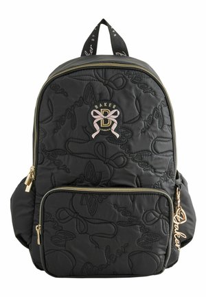 Sort quiltet rygsæk med guld lynlåse, frontlomme, sidelommer og et rundt Baker London logo med en lyserød sløjfe foran.