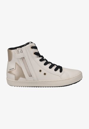 Sneaker alte bianche con un design di stringhe nere, accentuazione dorata a forma di stella, cerniera laterale e suola in gomma testurizzata.