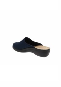 Scarpa slip-on perforata blu navy con punta arrotondata, soletta in sughero e suola a zeppa nera texturizzata. Design leggero per il massimo comfort.