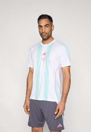 Maglietta sportiva bianca con strisce verticali azzurro chiaro, dettagli rosa e un logo al centro. Pantaloncini grigi con dettaglio logo rosa.