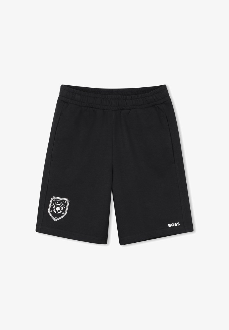 Shorts taille élastique noire avec poches latérales, un blason de ballon de football sur la jambe gauche, et le logo "BOSS" sur la partie inférieure de la jambe droite.