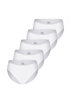 Cinque slip di cotone bianchi da donna disposti diagonalmente su uno sfondo bianco, con dettagli sulla parte anteriore e sulla fascia in vita.