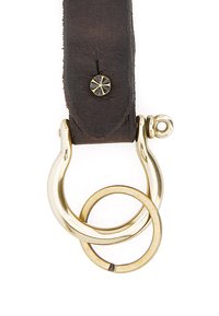 Cintura in pelle marrone con un anello circolare in metallo dorato e un anello più piccolo attaccato. Presenta un dettaglio decorativo con un bottone dorato.