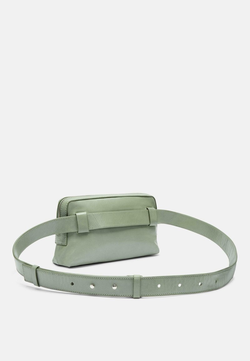 Grüne Leder-Belt-Bag mit rechteckiger Form, Reißverschluss und glatter Textur, passendem Gürtel und verstellbaren Löchern.