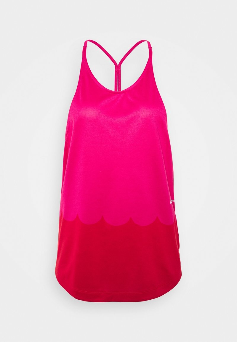 Haut sans manches pour femme, de couleur rose vif et rouge, avec de fines bretelles doubles formant un dos en T et une transition de couleur en festons à l'ourlet.