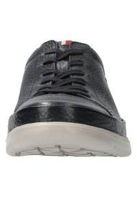 Sneaker in pelle nera con superficie testurizzata, punta rotonda, chiusura con lacci e suola in gomma bianca con un delicato motivo di presa.