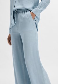 Selected Femme SLFVIVA GULIA LONG SUN PANT - Tygbyxor - cashmere blue
