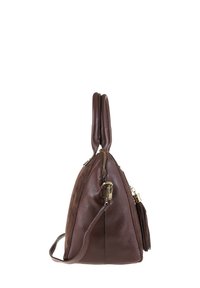 Borsa a tracolla in pelle marrone con doppio manico, una tracolla removibile, zip dorata e un ciondolo a nappina sul lato.