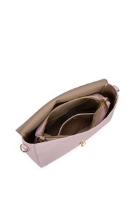 Lichtroze nepleer handtas met een beige interieur, voorzien van een ritsvak en gouden hardware, met een gestructureerd ontwerp.
