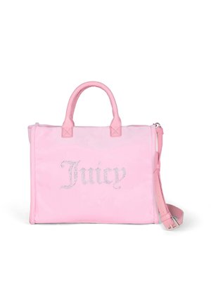 Borsa tote in velluto rosa con la scritta "Juicy" in strass, manici e tracolla removibile, texture liscia, design strutturato e bordi arrotondati.