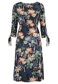Schwarzes Kleid mit floralem Muster, das große orange und grüne Blumen zeigt, dreiviertellange Ärmel mit Bindebändern und einer taillierten Taille.