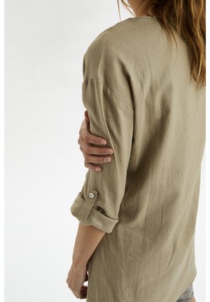 Beige linnen overhemd met opgerolde mouwen, knoopdetails, een relaxed fit en een zachte textuur, met een casual ontwerp en een lichte draping.