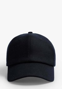 Zwarte katoenen baseballpet met een gebogen rand, voorzien van een gestikte afwerking en een knoop bovenop. Effen kleur zonder zichtbare patronen of accenten.